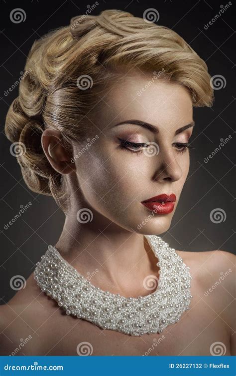 Madame Avec La Coiffure élégante Photographie Stock Image 26227132