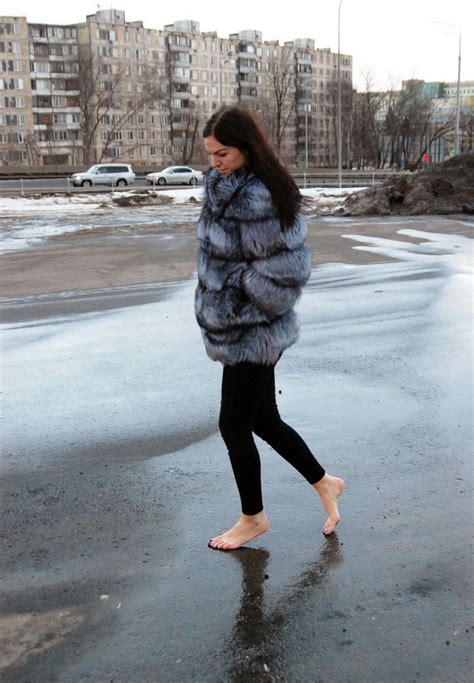 Pin By Miroslav Mihajlovic On Bare Feet In Snow Barefoot Girls