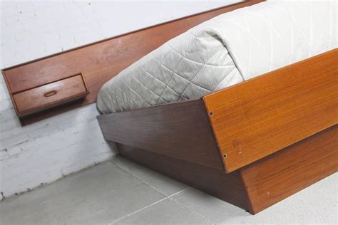 Both sleek and stylish, the marilyn bed features clean, modern lines. Vintage Scandinavian Modern Teak King Platform Bed with Attached Nightstands For Sale at 1stdibs
