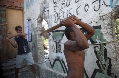 Moradores Da Favela Do Moinho Derrubam Muro De Contenção E Criam Rota De Fuga De Incêndios