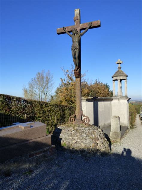 christ en croix cimetière cassel e monumen