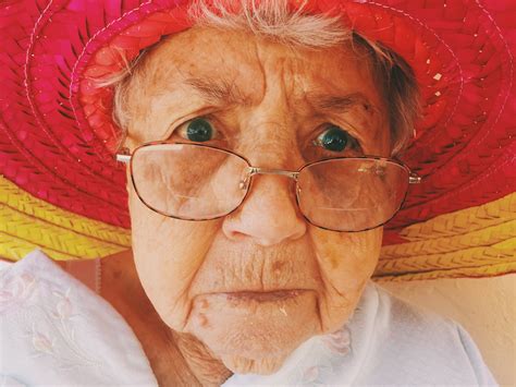 무료 이미지 여자 늙은 초상화 색깔 모자 레이디 표정 할머니 닫다 장로 얼굴 코 미술 눈 안경 머리 피부 오르간 노인 감정 조부모