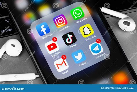 Showing Social Media Mobile Apps Facebook Instagram Whatsapp Twitter