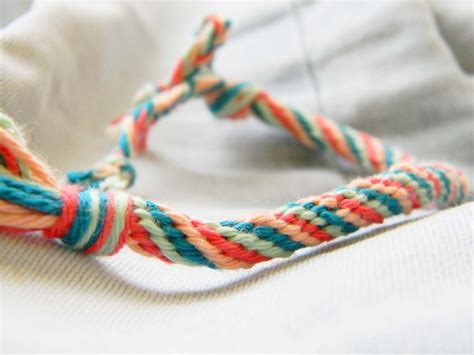 Tuto/DIY bracelet kumihimo simple | Tutoriel de bracelet, Tuto bracelet ...