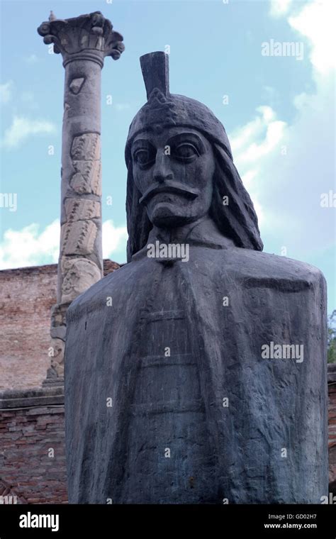 El Busto De Vlad Tepes Sobreel Ruinas De Curtea Veche La Antigua