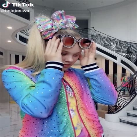 Jojo Siwa Posted A Video Showing Off Her Naturally Wavy Hair For The First Time