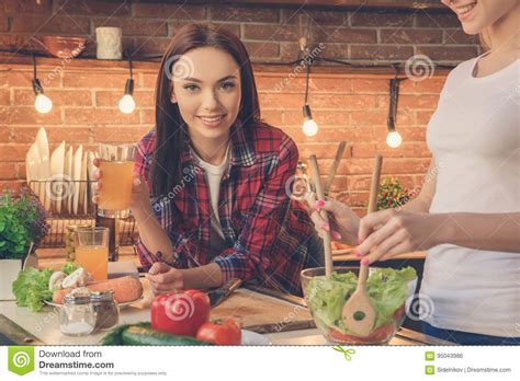 Wenn das kochen zu hause uns ein gutes gefühl gibt. Junge Freundinnen, Die Zusammen Mahlzeit Zu Hause Kochen ...