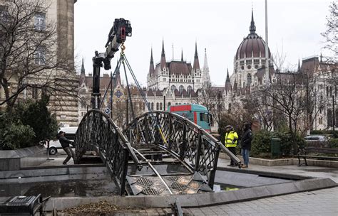 Szeretettel köszöntelek a nagy magyarország klub közösségi oldalán! Demo staged in Budapest against removal of Imre Nagy ...