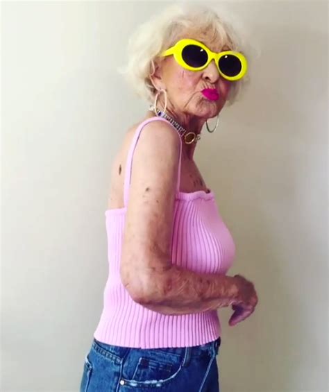 baddie winkle la nueva e inesperada modelo de lencería de 89 años vogue