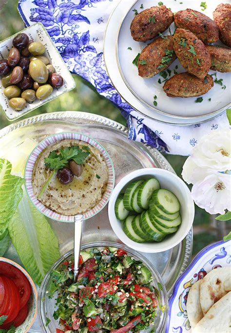 29 vegetarian recipes from around the world for wholesome and satisfying main dishes, from hearty quinoa burgers to stuffed pastas and more. A Simple Middle Eastern Dinner with An Edible Mosaic {Vegetarian} - Yummy Mummy Kitchen