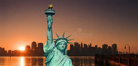 Puente De Manhattan Y La Estatua De La Libertad En La Noche Imagen De