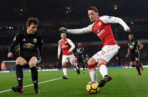 Arsenal Vs Manchester United Unconventionally Aaron Ramsey And Mesut