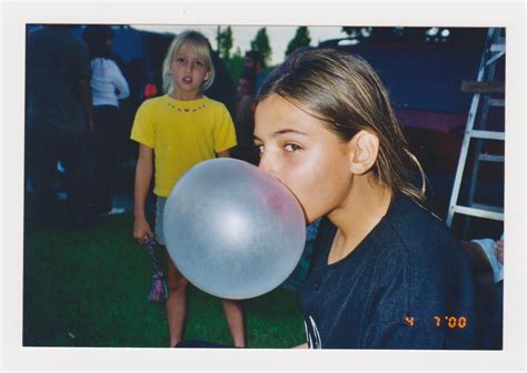 The Joy Of Chewing Gum And Blowing Bubbles 16 Brilliant Snapshots Flashbak Blowing Bubbles