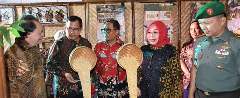 Publikasi kabupaten purbalingga dalam angka 2021 merupakan seri publikasi yang diterbitkan setiap tahun oleh bps kabupaten purbalingga. Potensi Unggulan Kabupaten Grobogan Dipromosikan di Anjungan Jawa Tengah TMII