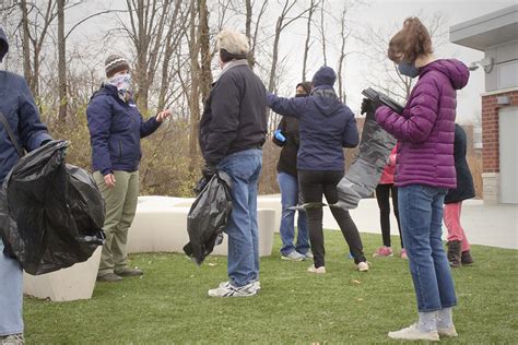 Snapshot Volunteers Pick Up Trash In Central Park Current Publishing