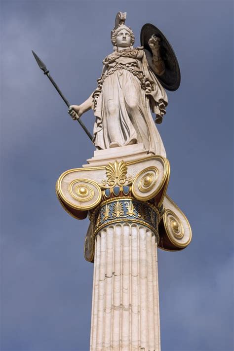 Estatua De La Diosa De Athena Delante De La Academia De Atenas Grecia Imagen De Archivo