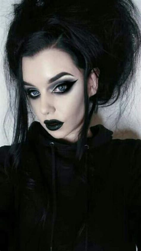 Pin By Spiro Sousanis On Petitedellrossa Gothic Hairstyles Goth Hair