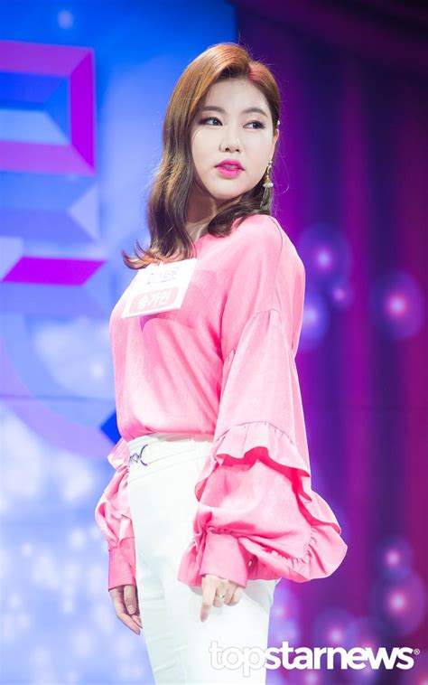 She is the winner of the 2019 reality television show miss trot. 리부트 송가인 팬카페 'AGAIN' 후원금 비리의혹→소송 ...
