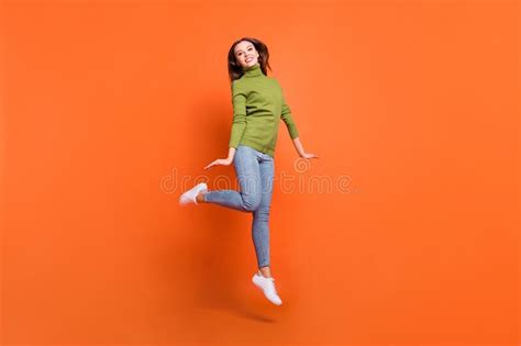 Foto De Cuerpo Completo De Una Joven Atractiva Y Atractiva Chica Sonrisa Alegre Saltar Aislado