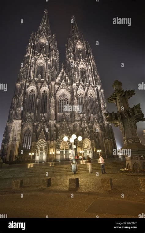 Front Aspect Of Cologne Cathedral At Night Stock Photo Alamy