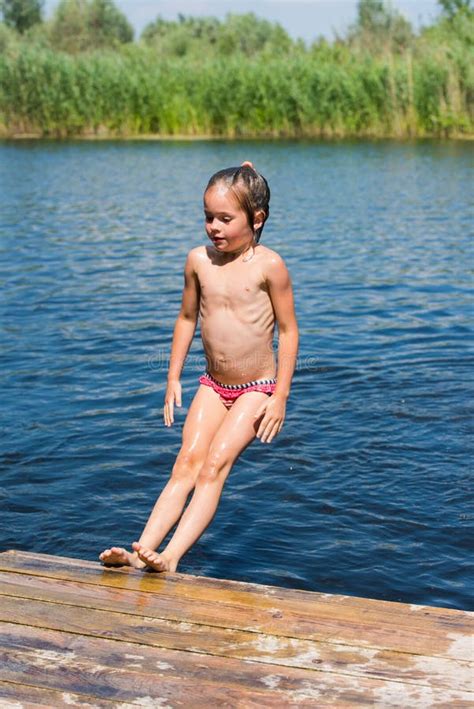 Mała Dziewczynka Kąpać W Jeziorze Zdjęcie Stock Obraz Złożonej Z Jaskrawy Dzień 76687336