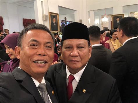Ia pernah ditunjuk oleh mahfud md sebagai ketua tim anti mafia mahkamah konstitusi setelah ia mensinyalir adanya mafia. Tak Ikut Jemput Rizieq, Refly Sebut Prabowo Sudah Jadi ...