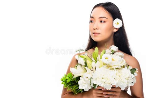 Azjatycka Naga Kobieta Trzymająca Kwiaty Samotnie Na Biało Zdjęcie Stock Obraz złożonej z nagi