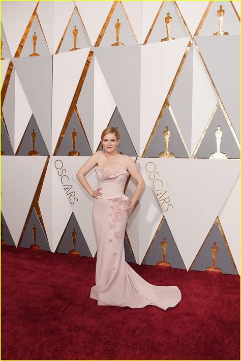 Jennifer Jason Leigh Reps Hateful Eight At Oscars 2016 Photo