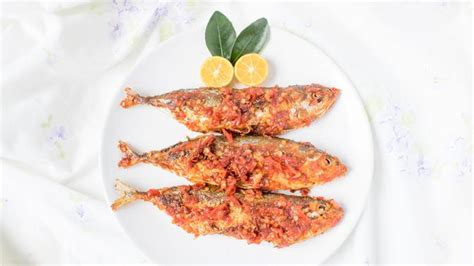 Goreng ikan dengan minyak panas di atas api sedang hingga . Resep Ikan Kembung Balado Pedas dan Gurih yang Nikmat ...