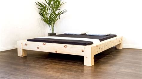 Natürliche materialien für dein schlafzimmer: Das Balkenbett aus Schweizer Holz mit Liebe zum Detail | Dipan