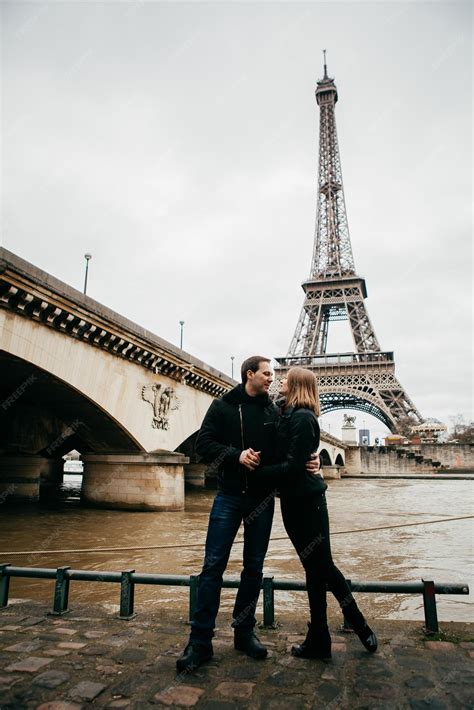 Premium Photo Beautiful Romantic Couple In Paris Near The Eiffel Tower