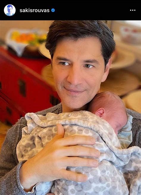 Ότι πιο γλυκό θα δεις σήμερα Ο Σάκης Ρουβάς αγκαλιά με τον νεογέννητο ανιψιό του εικόνα
