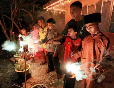 Perayaan juga akan disambut berdasarkan agama yang dianuti. It's Hari Raya Aidilfitri today | Borneo Post Online