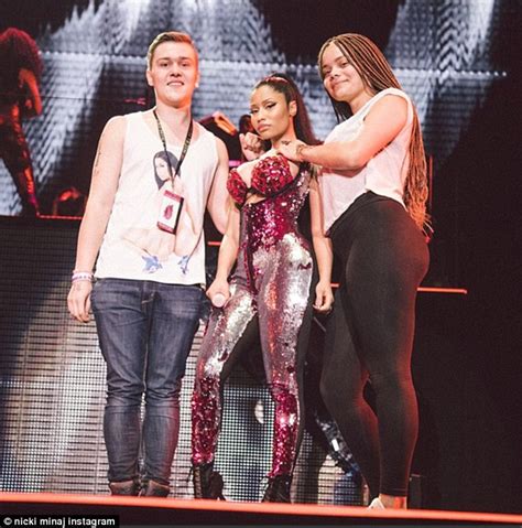 Nicki Minaj Lets Fan Grope Her Butt Onstage In Germany Daily Mail Online