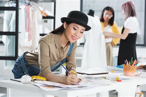 The Different Types Of Professionals On A Fashion Design Team