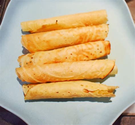 It is made with mainly rice flour that give it a very fragile. How to make kuih kapit - Maker gardener