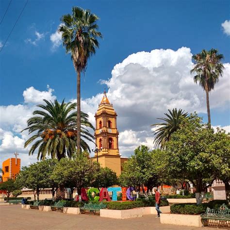 Jardín Principal Y Templo De La Virgen De La Candelaria Acatic Jalisco Mexico En Acatic
