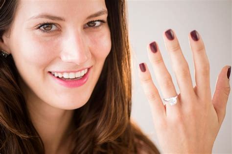 Ladung Umgebung Wirklichkeit Woman Showing Off Engagement Ring Es Vorweg Banyan