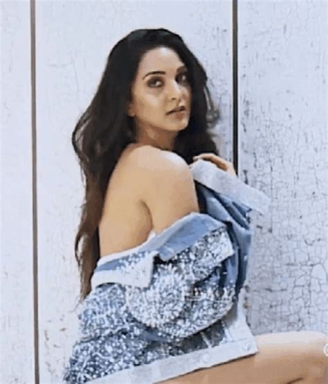 Kiara Advani Sexy Glimpse Of Oozing Hotness