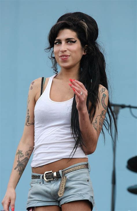 Dez Anos Sem Amy Winehouse Os Itens Que Marcaram O Estilo Da Cantora