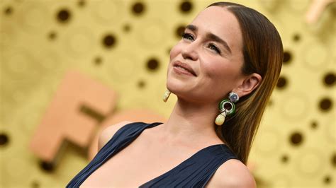 emilia clarke was pressured to get naked on game of thrones set