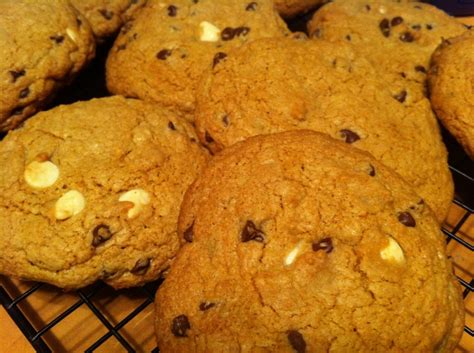 I also used milk chocolate chips in place of the white chocolate ones since my family doesn't care for white chocolate. Low Sugar No Butter Chocolate Chip Cookie Recipe #DominoCHLight