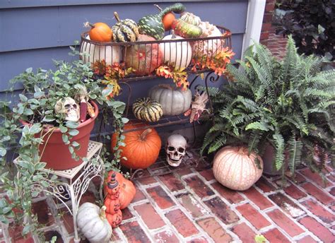 Design a small space that are both functional and livable can be tough and there is no easy way around it. 55 Cozy Fall Patio Decorating Ideas - DigsDigs