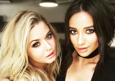 49 Photos Of The Pretty Little Liars Cast Being Best