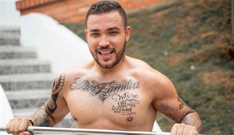 Tatuaje Jessi Uribe mala ortografía Tatuaje de Jessi Uribe con mala