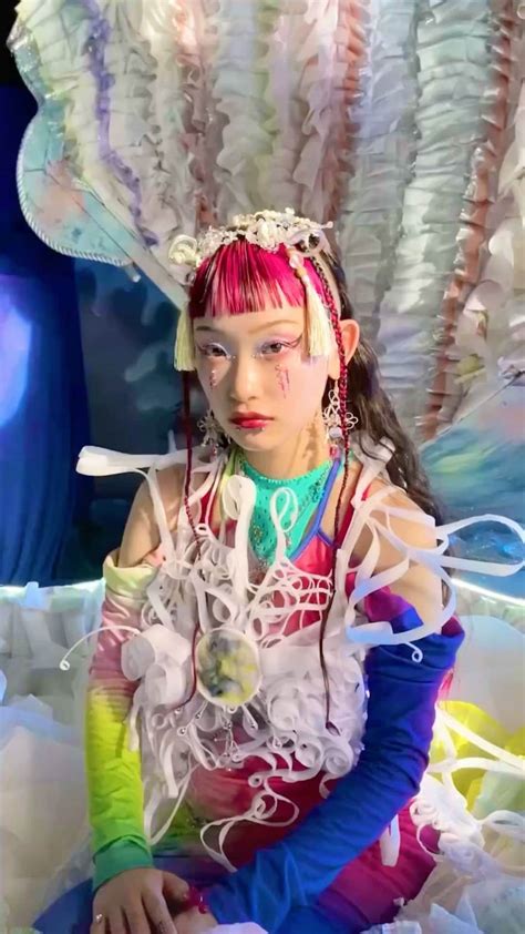 詩羽さんのインスタグラム動画 詩羽instagram 「 『マーメイド』mv撮影メイキング🧜‍♀️🫧💖 眠くて途中 貝殻のなかで寝た 笑 Mv是非見てね〜！」8月7日 22時17分