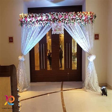 Gleaming Reception Stage Decor For Banquet Hall With Red Carpet