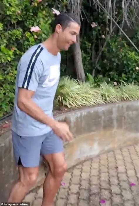 252,770 likes · 1,254 talking about this. Cristiano Ronaldo Aktien liebenswert frühen morgen-selfie ...