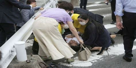 جاپان کے سابق وزیراعظم قاتلانہ حملے میں شدید زخمی