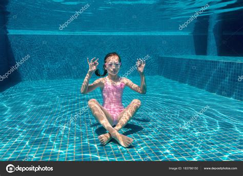 Niña en la piscina fotografía de stock shalamov Depositphotos